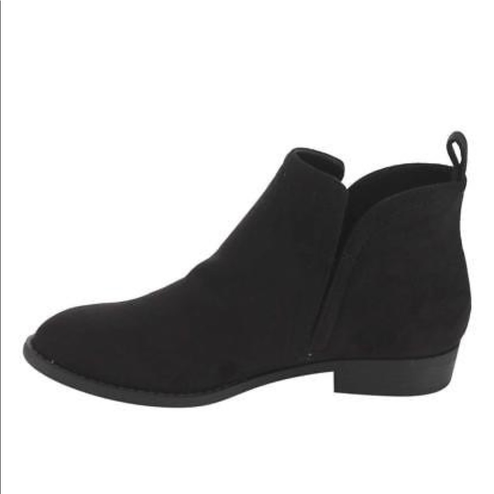 PULL ON BOOTIE. SIZE 7      NEW IN BOX